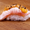52. Flamberet Laks Nigiri (1 stk)